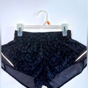 Lululemon Hotty Hot Low Rise Lined Short 2.5”, size 4, marble black